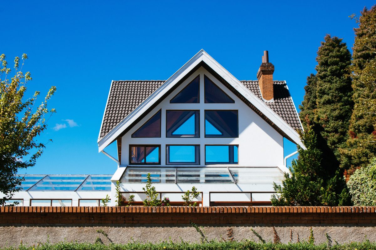 Modernes Wohnhaus mit neu eingedecktem Steildach