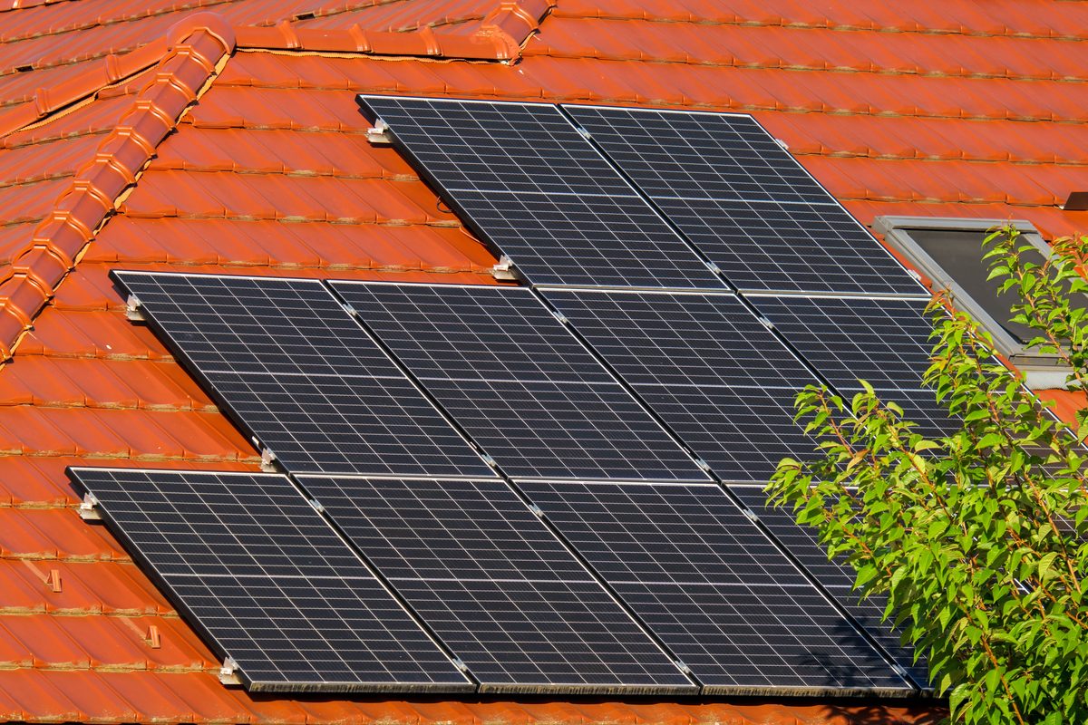 Ziegeldach mit aufgeständerter Photovoltaik-Anlage